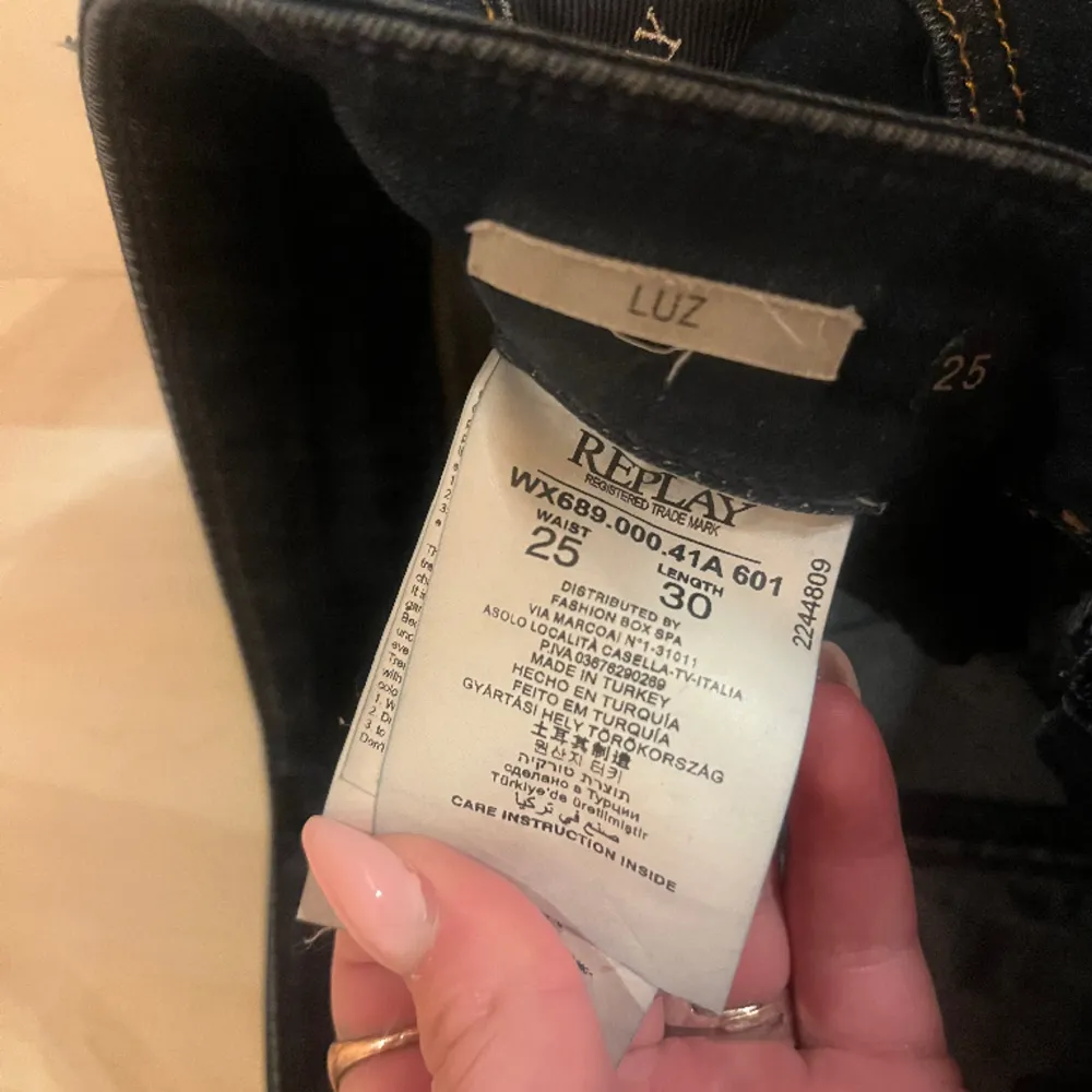 Säljer ett par jätte fina jeans som jag inte får på mig längre, dem är i bra skick men raka ben asså skinny. Farkut & Housut.