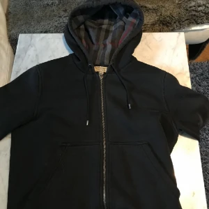 Burberry zip hoodie  - En knappt använd svart burberry hoodie i asbra skick, priset kan givetvis diskuteras.   Låda samt kvitto tillkommer. 
