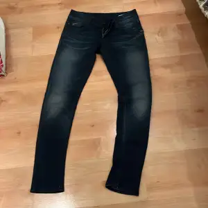 Säljer dessa jättefina gstar jeans eftersom de är för stora på mig. De är i modellen straight och är low waist. 