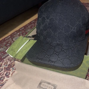 Gucci keps  - Säljer min fina Gucci keps, den har inte använts eller testats eftersom jag köpte två och sparade en. Vid snabbaffär erbjud gärna priser det hlädjer mig :) 