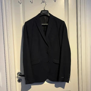 Helt ny Tiger of Sweden kavaj med prislappen kvar  - Säljer nu denna Tiger kavaj. Helt ny med pislapp kvar ordinarie pris är 3600kr jag säljer denna för 1450kr. För mer bilder kan du skicka iväg ett meddelande 