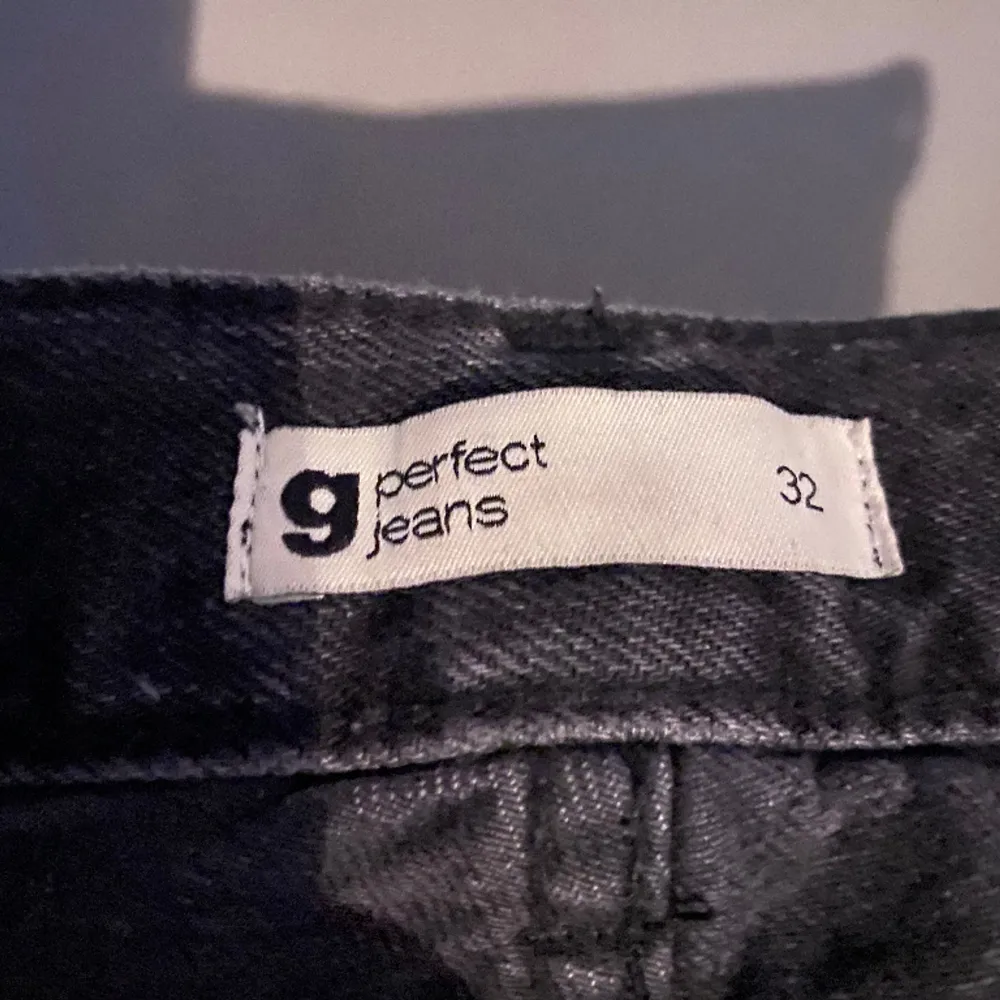 Säljer dessa svarta/mörk gråa low/mid waist jeans från Gina Tricot. De är i bra skick och i storlek 32. Priset går att diskuteras och det är bara att skriva och fråga om fler bilder. Nypris:500kr. Jeans & Byxor.