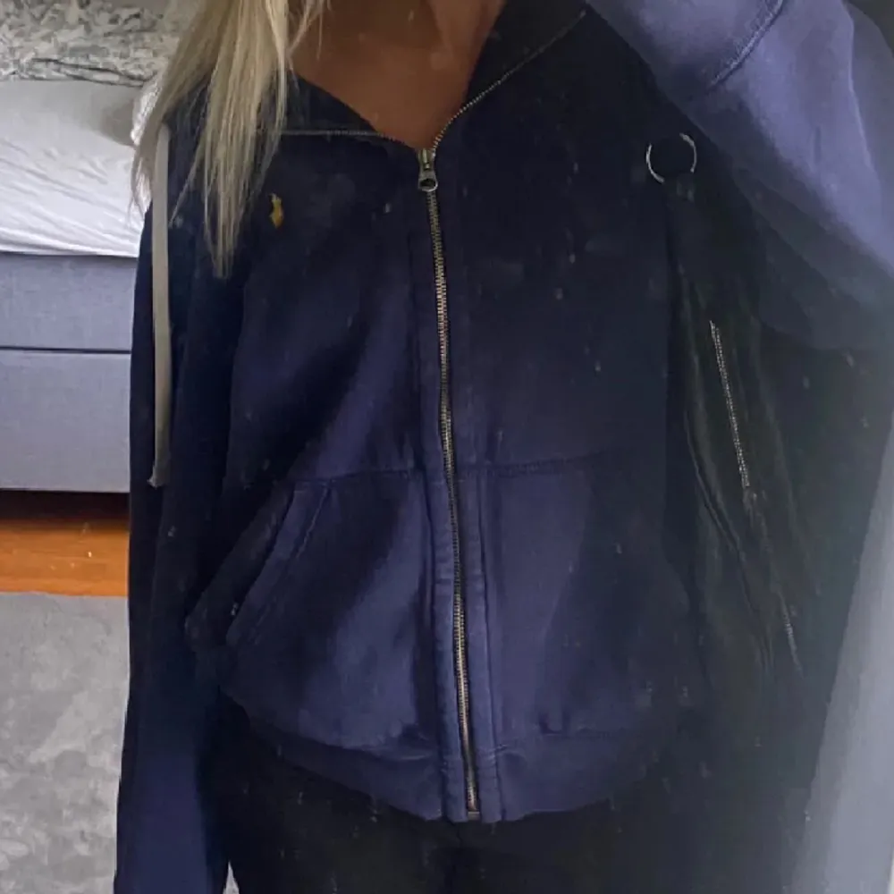 Snygg mörkblå Ralph Laurent zip hoodie, köpt här på plick, den har några defekter vid ärmarna där med sänkt pris💙. Hoodies.