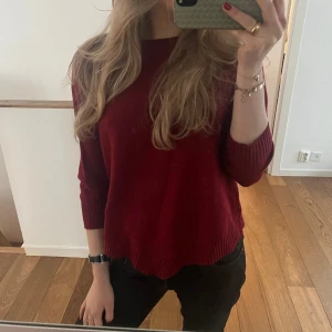 Stickad tröja - Såå fin vinröd stickad tröja❤️❤️ aldrig använd,  inga defekter men den är second hand, lapp kvar❤️ passar xs-m