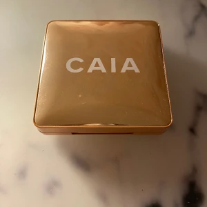 Caia Highligter - Super fin highligter från Caia i färgen Sydney. Använd men inte mycket. Priset är + frakt (36kr) Använd inte köp nu utan kontakta mig privat vid intresse 💞