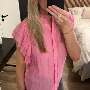 Rosa blus - Söt rosa blus från vila i storlek 34💖💖