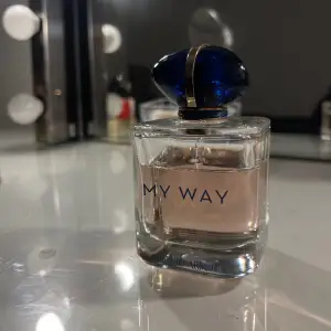 (BIG SIZE) Säljer denna parfym från Giorgio Armani. Det är 90 ml från början i den men ungefär 70 ml kvar. 🤍