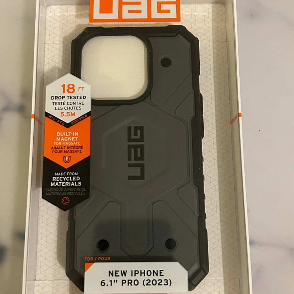 Oöppnad iPhone 15 pro skal