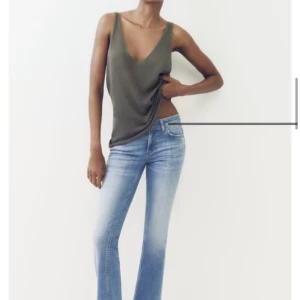 Ljusblåa jeans - Säljer slutsålda Ljusblåa jeans från zara i storlek 34. De är lite förkorta och för små för mig som är runt 168