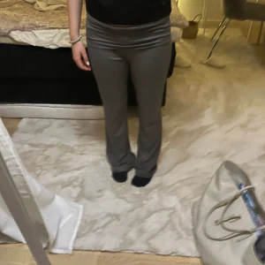 Yoga pants  - Säljer ett par yaga pants i nyskick, aldrig använda prislappen är även kvar. Skriv för fler bilder!🩷🥰