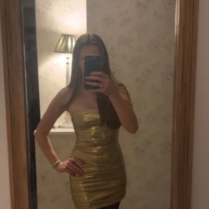 Festklänning  - Jätte snygg festklänning 💓 Använd 1 gång  Köpt på zalando för 329  Nyskick