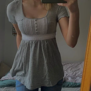 Söt topp! - Söt topp med knappar, mycket bra skick förutom ett litet hål (se bild 3). Hör av dig vid frågor, om du vill köpa använder du köp nu💕🎀