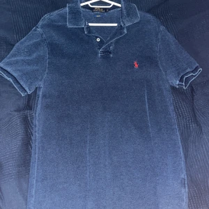 Ralph Lauren Piké  - Säljer denna piké från Ralph lauren. Skick 7/10. Färgen är tvättad blå så det ska se ut som det. Orginalpris 1200. Vid frågor ev funderingar kom pm! Mvh Sthlm ressell. Priset är diskuterbart