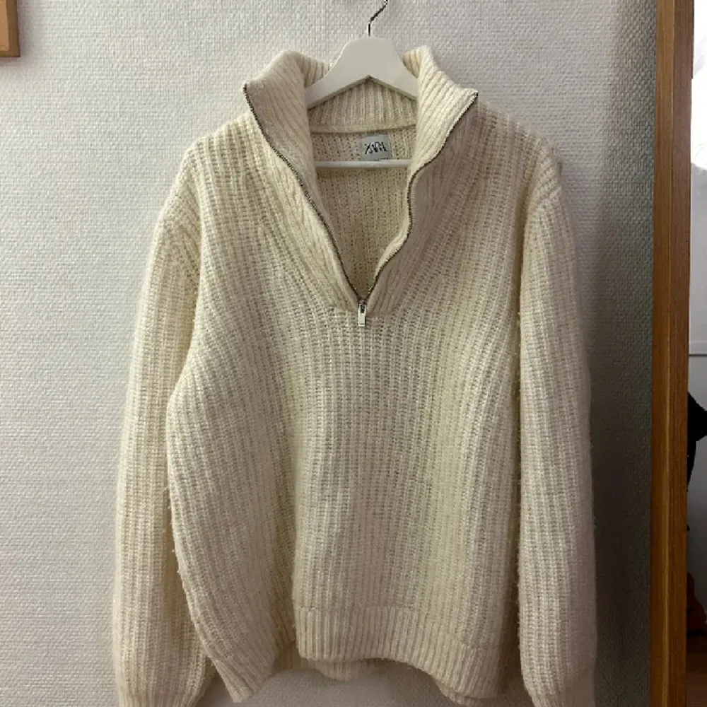 En övermysig ziper pullover tröja från Zara! Storlek XL men passar som storlek M, använd men är i mycket gott och helt skick! 🐑🌨️ Säljer pga att jag inte använder den längre. Gör denna till DIN nya favorit i garderoben! 🤗🪷. Tröjor & Koftor.