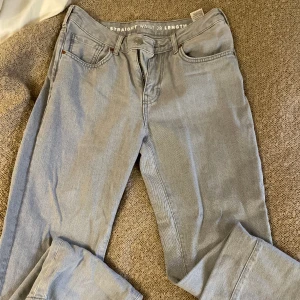 Low waist jeans - Säljer dessa supersnygga jeans i en grå färg från bikbok pga passar inte mig längre 🤧 Använd endast 1 gång! Low waist & storlek 28/32 💖 Pris kan absolut diskuteras & köparen står för frakten 🫶🏼