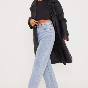 Läder/skin kappa  - Hej alla säljer en helt oanvänd läder kappa, varför jag har valt att sälja denna kappa är på grund av att den är för stor för mig, det är strl 8 vilket motsvarar S