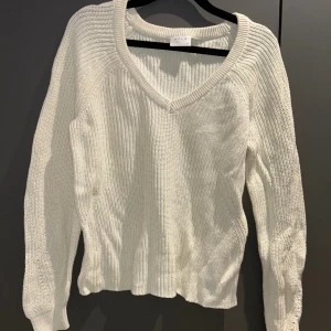 Tröja - Jätte fin tröja från VILA! Storlek xs skulle säga den passar även s Mycket bra skick då den knappt är använd! Cremevit färg 