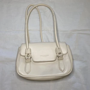 Väska - En jätte söt väska från shein som inte kommer till användning. Den är i nytt skick och inga defekter.