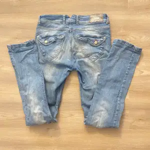 Snygga jeans med Regular waist och liten bootcut  W 28”  Passa på med fri frakt 