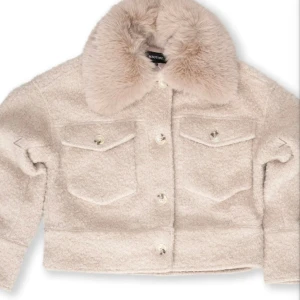 Meotine kappa - Säljer denna as balla kappan som knappt är använd! Säljer den svarta!! St. M/L passar båda storlekarna bra! Skriv privat för fler bilder! Nypris 3500kr mitt pris 2500! Pris går möjligtvis att diskutera vid snabb affär! 💕