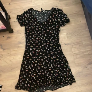 En blommig klännig - En svart blommig klännig