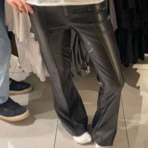skinnbyxor - Säljer dom här jätte populära skinnbyxorna från new yorker💗 Dom är lågmidjade och utsvängda, jag har stl S och är 170cm och dom passar jätte bra. I nyskick
