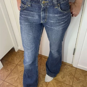 Lågmidjade Lee jeans (felton) storlek 29-31 - Skick: 10/10  Använda: 5-6 gånger Nypris: 690kr Säljer pga ingen plats i garderoben tyvärr… Jag är 162💗Skriv vid frågor eller fler bilder pris kan diskuteras 💗
