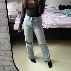 Jeans med hål - Säljer nu mina jeans från Gina, mycket använda därav priset🩷 men fortfarande i bra skick🩷dessa är även avklippta, är 161 cm lång.