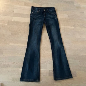 Lågmidjade Bootcut jeans - Snygga lågmidjade bootcutjeans från h&m storlek 27/32. Inga tecken på användning. Säljer då de är för små för mig💗 Innerben: 76cm Midja rakt över:35 (Säljer även fler jeans)