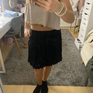Svart kjol - Svart kortkjol från zara. Den har ett stretchigt resårband i midjan men som har knögglat ihop sig.   Midjemåttet 60 cm + stretchigt  Längden är 40 cm