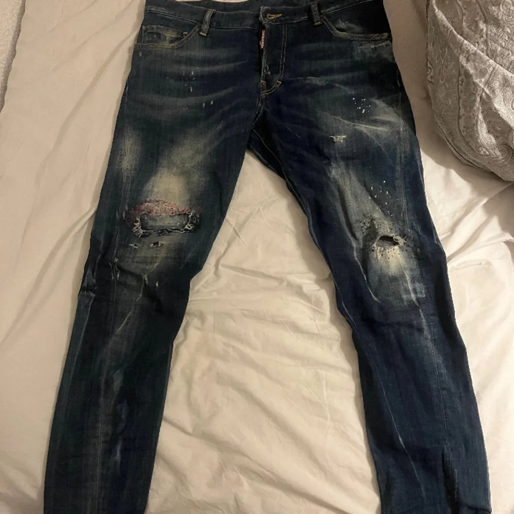 Äkta dsquared jeans, värda runt 6000 kr! Säljer pga att jag inte använder de längre. De är nyskick och använda fåtal gånger men jag känner inte att det är min stil och säljer därför dem.  Dm för mer bilder/info. Jeans & Byxor.