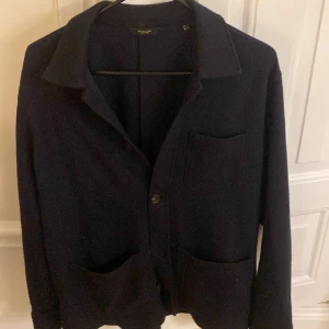 Overshirt massimo dutti - Snygg stickad mörkblå overshirt från massimo dutti, storlek L, nypris 1500