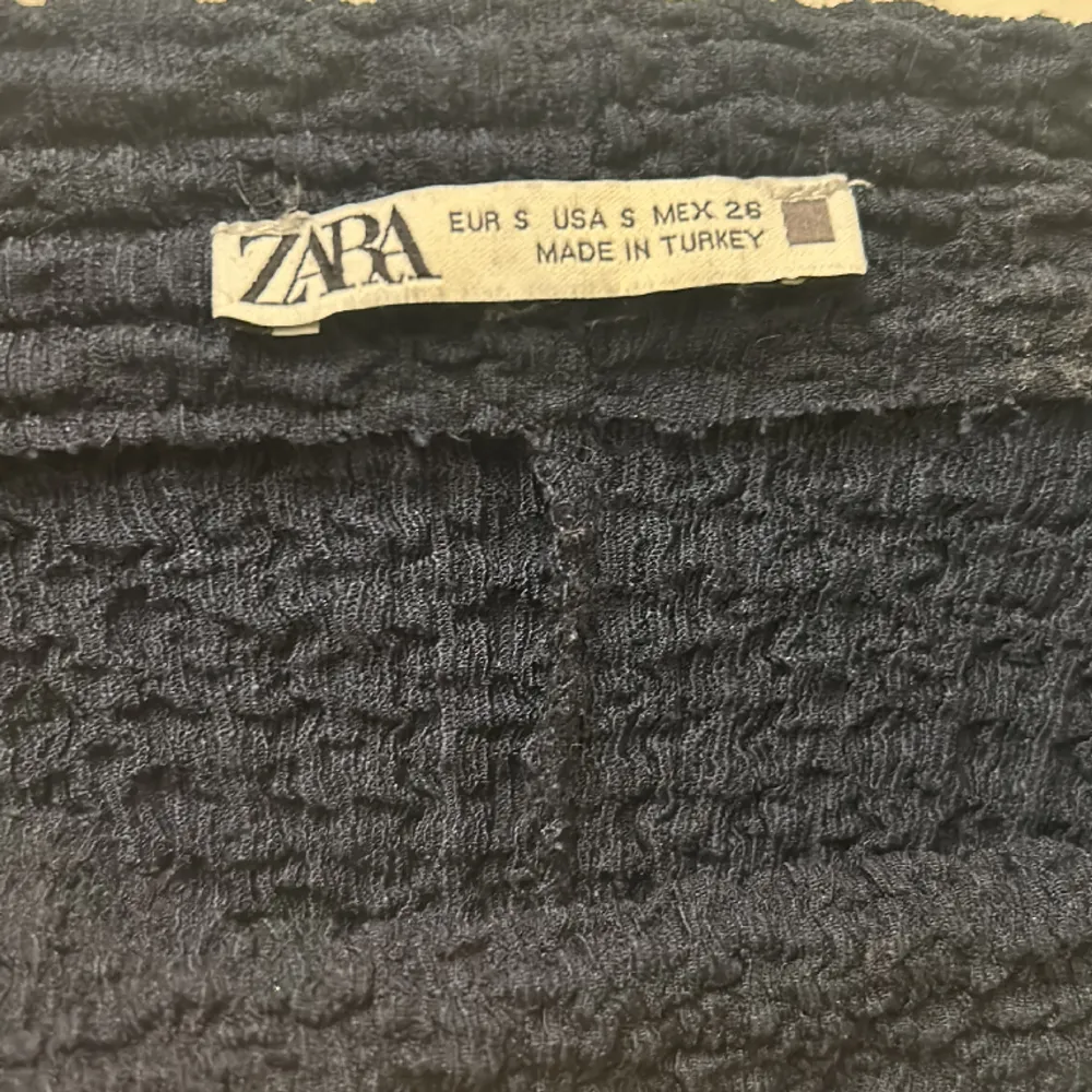 En jätte snygg marin blå tröja från zara med refflat tyg,säljer på grund av att alldrig kommit till användningen. den använts Max 2 gånger(köparen står för frakt)// pris kan diskuteras. Skriv om ni undrar något . T-shirts.