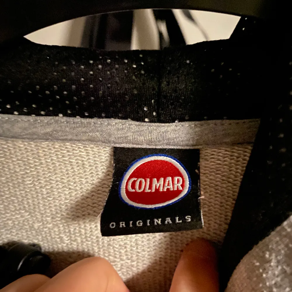 Säljer denna Colmar hoodie , för den är för liten för mig. Som är knappt använd och är fel fri.  Strl 166/14Y Några frågor, så ör de bara och skriva👍. Hoodies.
