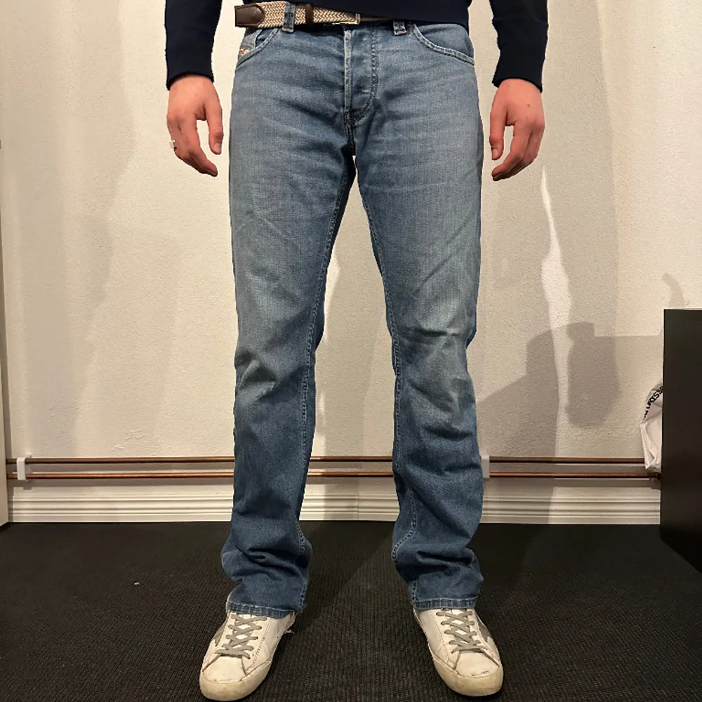 Snygga Diesel jeans med bra passform. Modell: 186 cm Storlek 31  Hör av dig vid fler frågor!! Mvh . Jeans & Byxor.