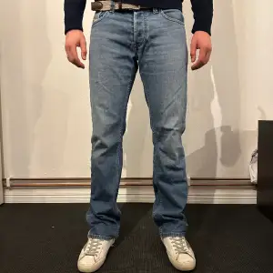 Snygga Diesel jeans med bra passform. Modell: 186 cm Storlek 31  Hör av dig vid fler frågor!! Mvh 