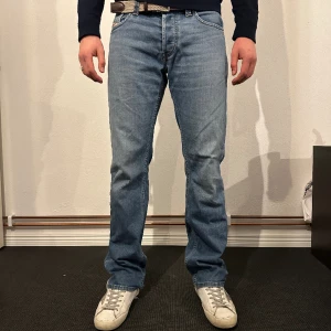 Diesel Jeans  - Snygga Diesel jeans med bra passform. Modell: 186 cm Storlek 31  Hör av dig vid fler frågor!! Mvh 