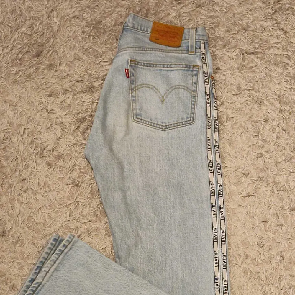 Levi's jeans 501 orginal Storlek 27/30  Detalj band i sidan  Använda väldigt lite  Kommer från ett rökfri och djurfri hem . Jeans & Byxor.