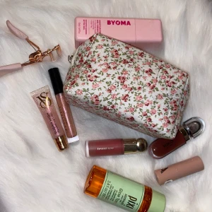 Sminkväskan - Säljer finast sminkväska. Helt ny man får plats med väldigt många saker!! Tryck på köp direkt eller skriv till mig !  Frakten är helt gratis passa på 