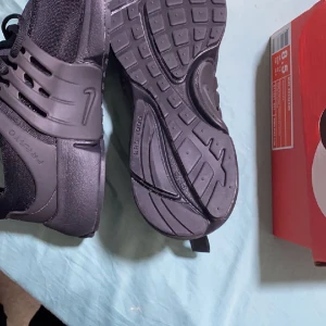 Nike air presto - Fick den present men den var för liten storleken på den är 42 men passar 39 och 38 till och med kanske 40 men inte 42. Helt nya det är oanvända helt ny i paketet 