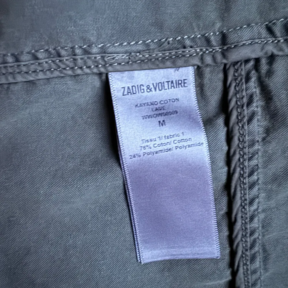 Säljer nu denna URsnygga militärgröna jeansjackan från Zadig et Voltaire som kan bli din nya vårjacka på endast ett par klick!⚡️ Denna vackra jacka är i bra skick, skriv för fler bilder vid intresse ✨🍃. Jackor.