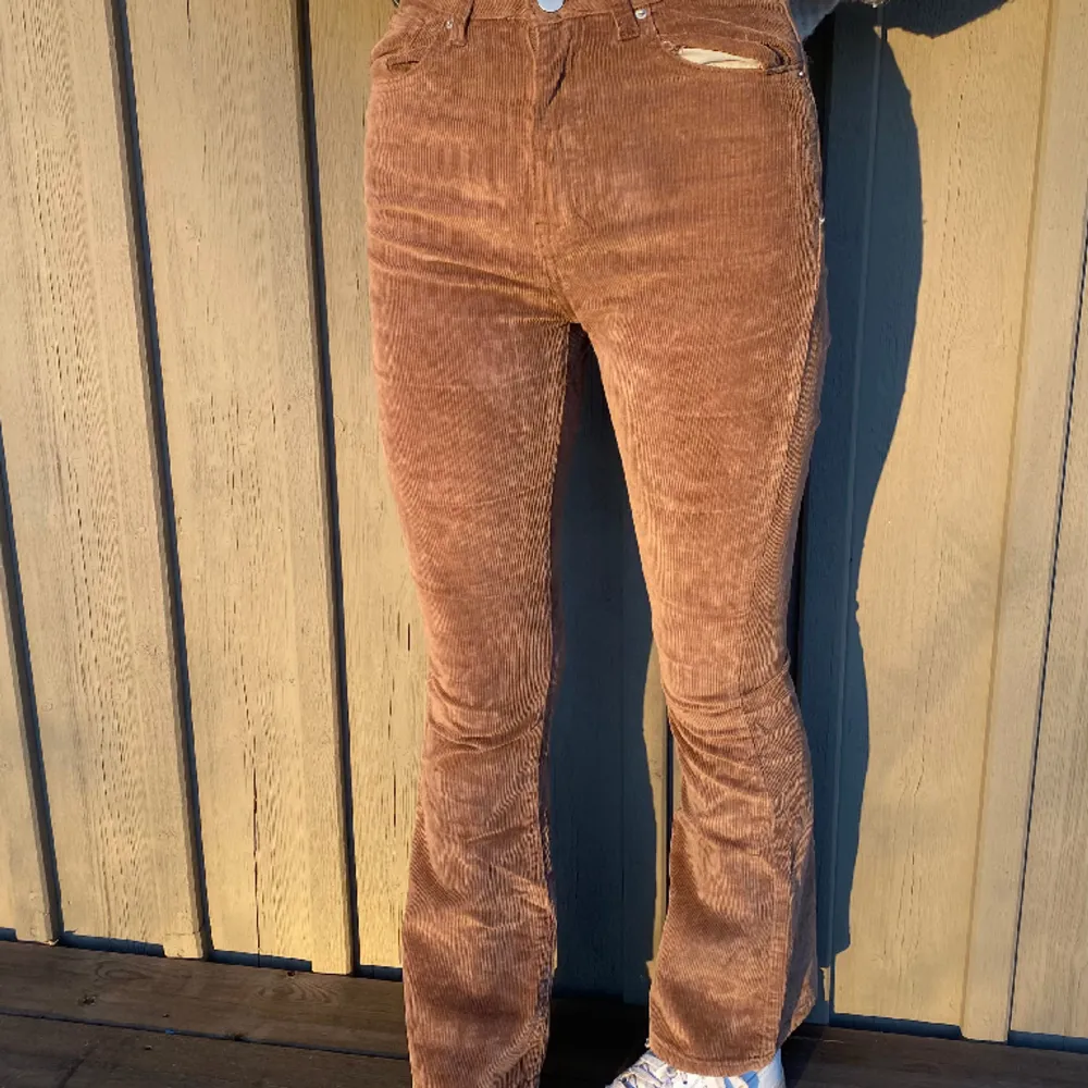 Bruna Manchester bootcut byxor från Shein🤍 säljer eftersom de är för små, använda fåtalet gånger.. Jeans & Byxor.