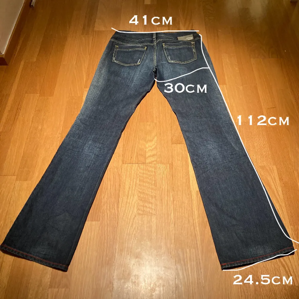 Feta bootcut jeans med lite fade o snygg wash från Diesel. Nästintill oanvända. Tror modellen borde funka både för man / kvinna. Sitter bra på mig som grabb iaf (trots att de är alldeles för långa). Bara att skriva för frågor mm. Jeans & Byxor.