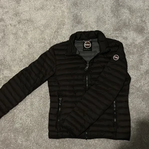 Colmar jacka - Nu säljer vi en riktigt ball Colmar jacka för ett extremt bra pris!😊Jackan är i perfekt skick och blir prima nu till våren men även under höst och sen vinter👌Nypris: 3500 Vårt pris: 1199😍 Var inte rädd för att ställa fler frågor😊