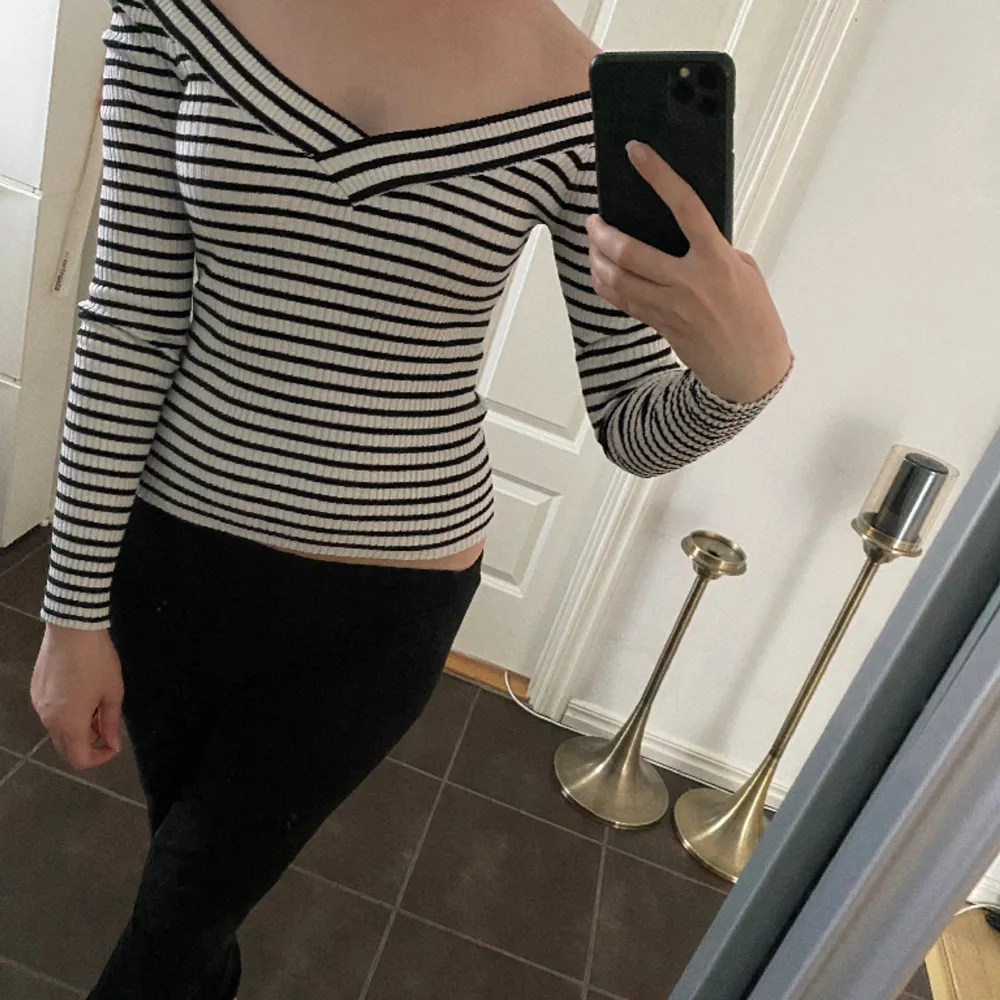 Tröja från H&M. Kan bäras lite off-shoulder om man vill det. . Tröjor & Koftor.