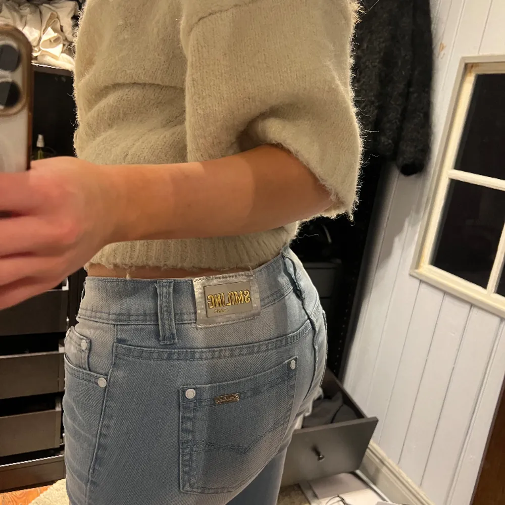 Säljer dessa jätte snygga jeans för att de tyvärr är lite för korta enligt mig (är 177). De är i ett jätte bra skick! Säljer och fraktar så fort jag kan💕💕. Jeans & Byxor.