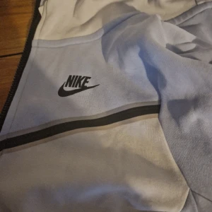 Nike tech fleece - För liten för mig nike tech fleece