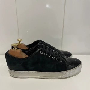 Lanvin skor  - Hej! Säljer nu dessa lanvin skor i dåligt skick 5/10. Men var fortfarande mycket kvar att ge! Innersulan är bytt( se bild 3) med skorna medföljer inget og. 