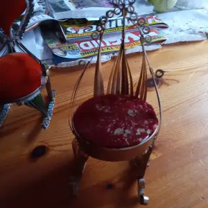 Gammal stol med nålsdyna och gjord av ölburk .