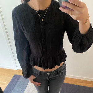 Zara blus - Super söt blus från zara, jättefina detaljer och volanger. Fraktar spårbart om det önskas!